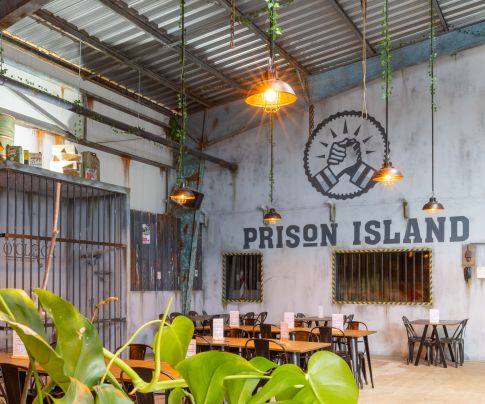 Venez vous d&eacute;tendre dans le caf&eacute;-bar &agrave; cocktails et &agrave; jeux de Factory o'Clock &agrave; Brest